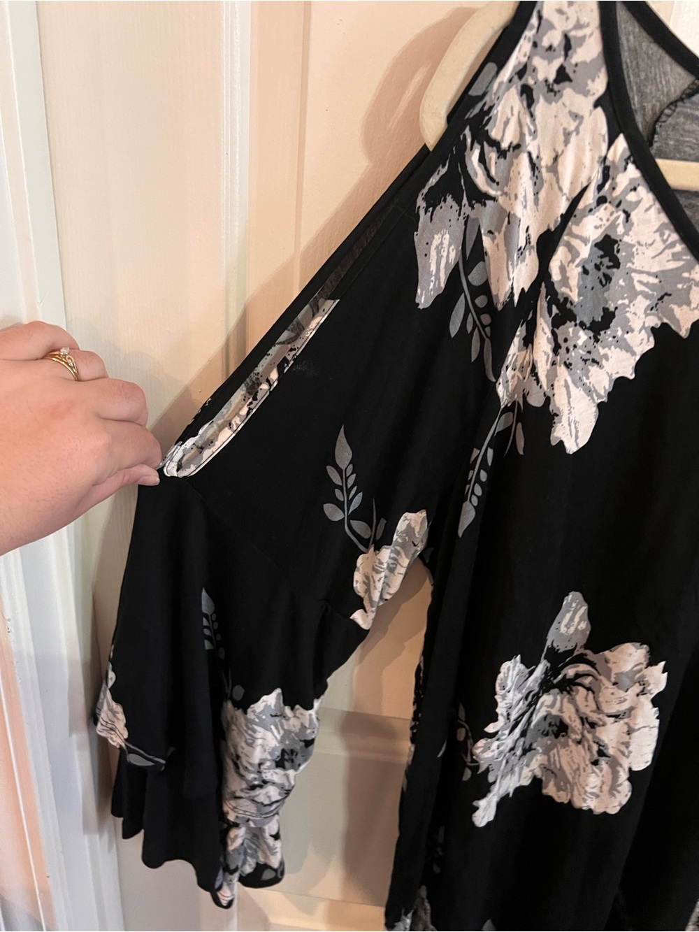 Black Floral Cold-Shoulder Tunic Top - Picture 2 of 4